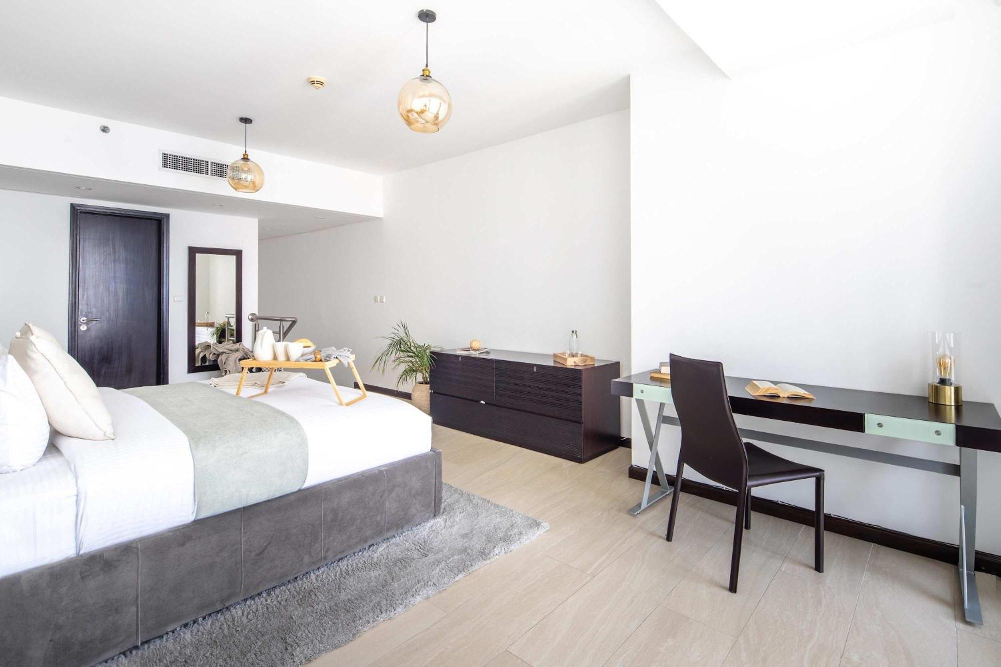 Frank Porter - Laguna Tower Aparthotel