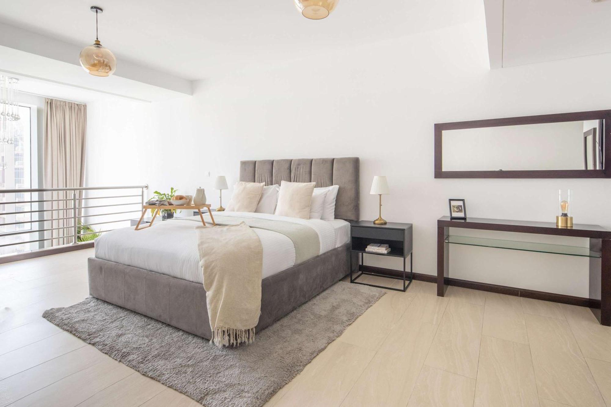 Frank Porter - Laguna Tower Aparthotel